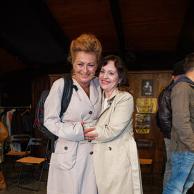 Simona Stašová kombinuje sportovní batoh s elegantním béžovým kabátem.