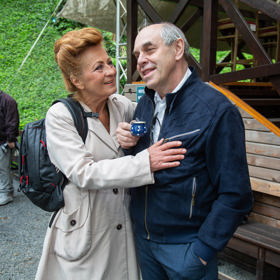 Herečka Simona Stašová se nebojí vyrazit s batůžkem ani na tiskovou konferenci. 