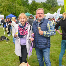 Simona Vrbická a Václav Kopta s fenkou Barunkou, která patří mezi nejnovější přírůstky v rodině.