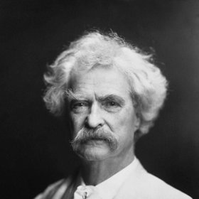 Mark Twain se narodil v roce 1835, dva týdny poté, co se na nočním nebi zjevila Halleyova kometa. O 74 let později se svým životopiscem vtipkoval, že se návratu komety nedožije (vrací se každých 75-76 let). Dožil se, příští rok. Vydechl naposledy pouhý den poté, co se znovu objevila (21. dubna 1910).