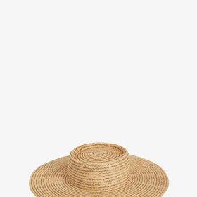 Rozměrný klobouk je velmi slušivým letním detailem. (Next, 1 310 Kč)