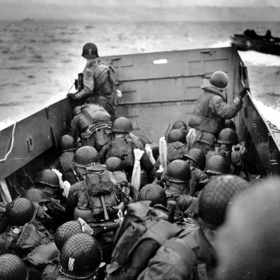 Vojáci se blíží k pláži Omaha.