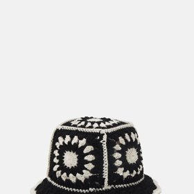 Háčkovaný klobouček je letos unisex doplňkem. (Only&Sons, 719 Kč)