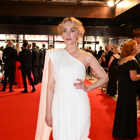 Herečka Elizaveta Maximova vyvolala svými bílými šaty řadu otázek. Mnohým přišly jako toaletní papír narychlo omotaný kolem postavy. Za odvahu má ale diva jedničku.