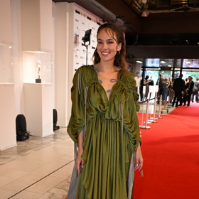 Andrea Bezděková na zahájení MFFKV 2024 v modelu návrhářky Anežky Kabelkové.