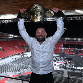 Karlos Vémola bujaře oslavoval obhajobu pásu pro šampiona polotěžké váhy. 