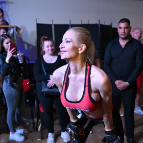 Lulu ukazuje své přednosti. 