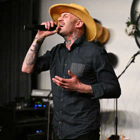 Sámer Issa na oslavě Lely Vémoly.