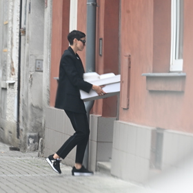 Vlaďka Erbová nosí věci do nového hnízdečka.