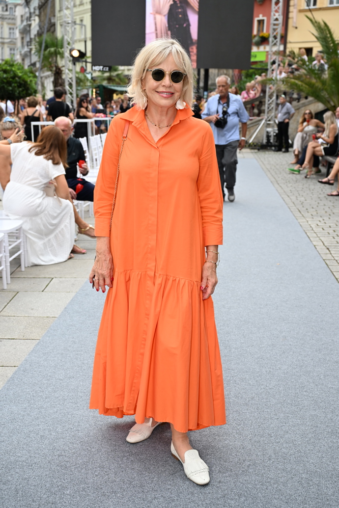 Pár měsíců předtím, akorát s bílými mokasínami, je herečka oblékla na přehlídku módní návrhářky Beaty Rajské v rámci KVIFF.