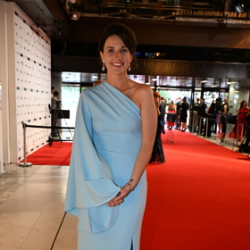 Červený koberec se plní hvězdami. Na snímku je manželka Jakuba Voráčka.