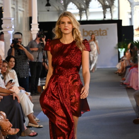 ...následně červené. Mezi svými vystoupeními v zákulisí vinou horka omdlela, ale jako správný profík přehlídku nakonec odchodila.