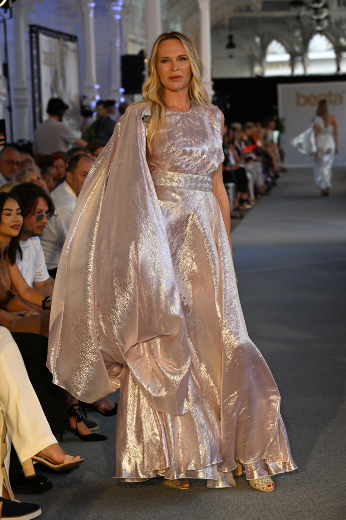 Látky s blyštivým efektem a metalickým vzhledem jsou podle Beaty Rajské ideální do vrcholící plesové sezony. 