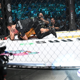 Rozzuřeného Fayneho musel krotit rozhodčí.