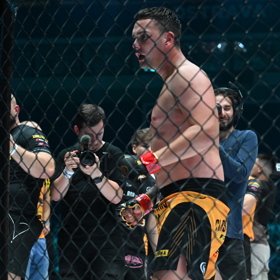 Fayne byl vzteky bez sebe. 