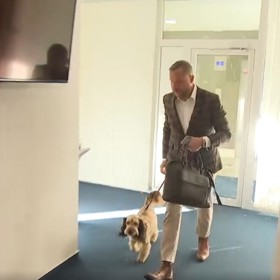 Jan Souček, generální ředitel České televize, se svým psím parťákem Čendou. Denně s ním chodí do práce.