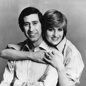 Princ Charles a Lady Diana Spencer se zasnoubili v únoru 1981. Ač se tvářili spokojeně, už tehdy to mezi nimi skřípalo. Diana tvrdí, že Charles nejapnou poznámkou rozjel její problémy s bulimií.