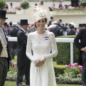 Kate Middleton se coby manželka prince Williama objevila na dostizích v Ascotu cekem pětkrát. Pokaždé přitom předvedla outfit vybroušený do posledního detailu. Při své premiérové účasti v roce 2016 se blýskla bílými krajkovanými šaty Dolce&Gabbana za 100 tisíc korun. Chybět jí nesměl neodmyslitelný klobouk.
