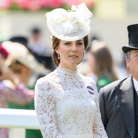 O tok později Kate svůj outfit téměř do puntíku zopakovala. Šaty sice pocházely z dílny Alexandera McQueena, ale necvičené oko to stěží poznalo. Od předchozích šatů se ty aktuální lišily v podstatě jen výstřihem a lemem sukně.