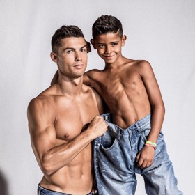 Nejstarší syn Cristiana Ronalda, Cristiano junior je po tátovi fotbalistou. Na rozdíl od taťky má ale doslova pohádkové dětství. Nejen materiálně, ale především emočně.