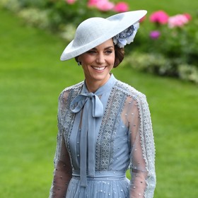 Za pozornost stál také klobouk, který s modelem dokonale korespondoval a zdobil ho květ netradičně umístěný pod krempou.