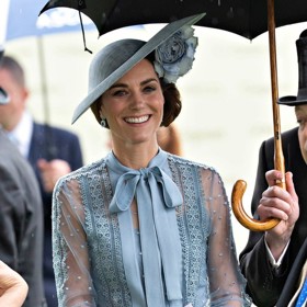 V roce 2019 už Kate ukázala svou dobrodružnější stránku, když si vybrala nebesky modrý komplet od Elie Saab s dlouhými průhlednými rukávy, sametovými puntíky a výraznou mašlí u krku.