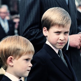 William v roce 1989. Jako každé sedmileté dítě nenosil na hlavě nijak sofistikovaný účes. Vlasový styling měl navíc společný s bráchou, princem Harrym (vlevo).