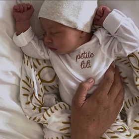 Dcerušce, která nese jméno po prababičce Alžbětě II. i babičce Dianě, pořídili rodiče dokonce bodýčko s nápisem Petite Lili, tedy drobounká Lili.