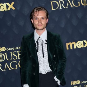 Herec Tom Glynn-Carney, který hraje krále Aegona II, na premiéře druhé sezóny Rodu draka.