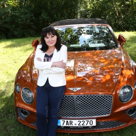 Dáda zavítala na sraz luxusních vozů na tvrz Dubeč.