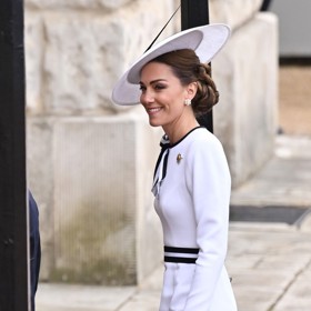 Vybrala si trendy bílé šaty britské módní značky Jenny Peckham,  jež zdobila výrazná mašle a pásek. Vše doplnila kloboukem Philip Treacy, psaníčkem Milburry a lodičkami Jimmy Choo.