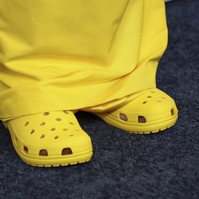 Brooke Shields si pochvalovala, jak se jí podařilo šaty s (ne)oblíbenou obuví sladit.