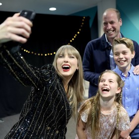 Princezna Charlotte se starším bráškou Georgem a tatínkem Williamem navštívili v sobotu koncert Taylor Swift v londýnském Wembley. Při té příležitosti měla Charlotte na sobě šaty zdobené růžově zlatými flitry, kterými evokovala outfit maminky Kate Middleton z premiéry filmu Není čas zemřít.
