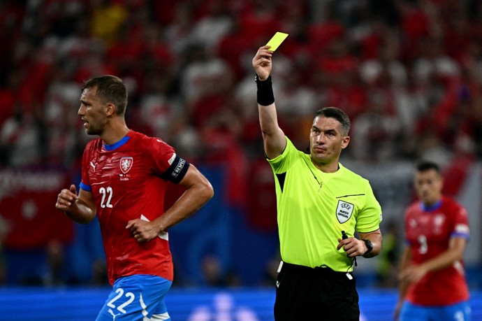 Istvan Kovacs měl zálibu v rozdávaní karet.