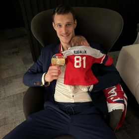 Dominik Kubalík s rozkošnou dcerou Miou.