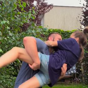 Polívka Vondráčkovou povalil na zem. 