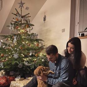 Dominik Kodras s manželkou a pejskem.