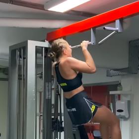 Influencerka Hanka Gelnarová svou přípravu na souboj s profesionální zápasnicí Dostálovou rozhodně nepodcenila. 