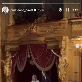 Petr Pavel s manželkou Evou v divadelní lóži. 