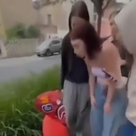 Najednou dívku začali surově bít.