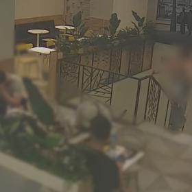 Poté vytáhl penis a začal onanovat za sloupem.