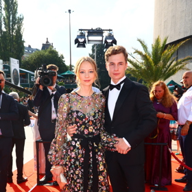 Herec Oskar Hes s přítelkyní působili na červeném koberci příjemným dojmem.