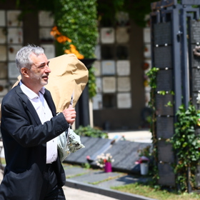 Petr Vacek donesl velkou kytici.