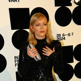 Ester Geislerová poněkud nevyvedený wet look vynesla nedávno v Karlových Varech. A schytala za to kritiku od našeho vlasového mága Honzy Kořínka.