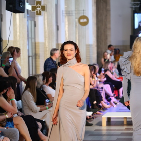 Herečka Anna Dvořáková vynesla šedivé šaty s odhaleným ramenem.