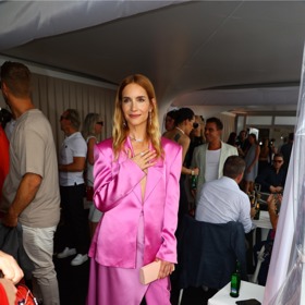 Do saka a kalhot, tentokrát v lehce extravagantní variantě doplněné o zavinovací díl sukně, se oblékla ve Varech také herečka Hana Vagnerová. Růžovou saténovou kreaci vytvořila návrhářka Zuzana Kubíčková.