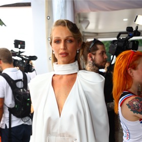 Modelka Veronika Kašáková róbu s rafinovaným výstřihem doladila šperky značky KLENOTA. 