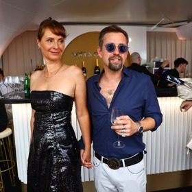 Pro vyhlášenou Möet party, kam ji samozřejmě doprovodil manžel Jan Dolanský, zvolila Lenka Vlasáková odvážné korzetové šaty Lukáše Macháčka, které doplnily šperky značky Klenoty Aurum.