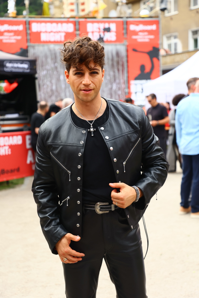 Černou koženou bundu, ale v propínací verzi, má ve skříni také Milan Peroutka.