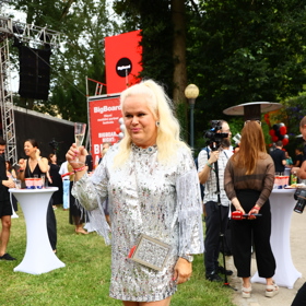 To Monika Binias vytáhla těžší kalibr - stříbrné flitrované minišaty s kovbojskými třásněmi.